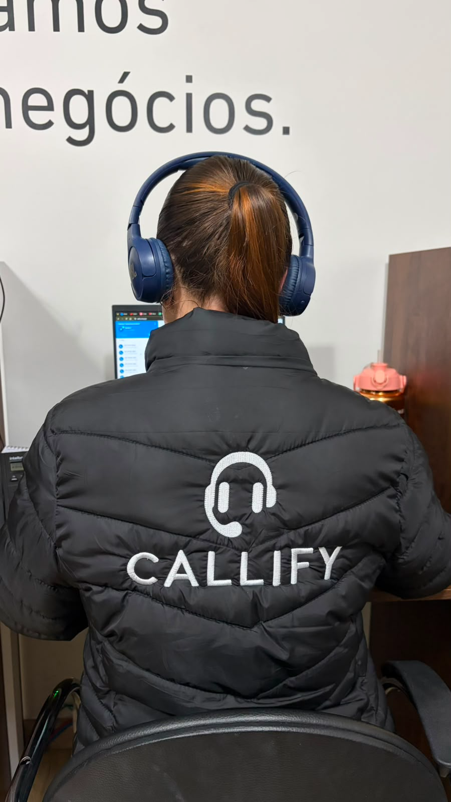 Operadora Callify atendendo com headset